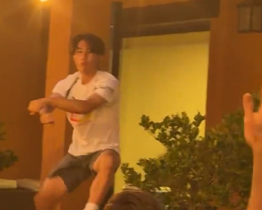 足球佐藤龙之介在瓦伦西亚聚餐时献跳“骑马舞”，动作充满喜感西甲1 评07-18 11:42