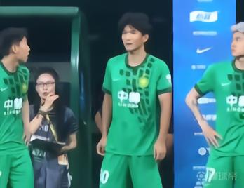 足球报：原本有多家俱乐部打算引进范双杰，但国安决定留下他