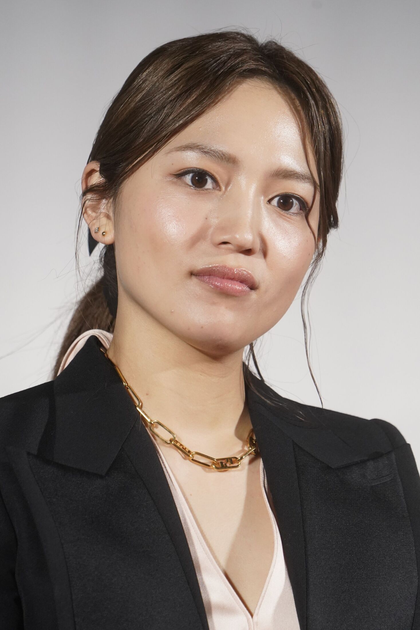 板仓滉与川口春奈热恋，女方曾飞荷兰相见