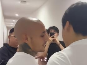 冰释前嫌，李镇全和米特里策赛后球员通道内拥抱和解