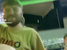 英格兰又一次无缘大赛冠军后，爱尔兰各地球迷欢庆并嘲讽“三狮”