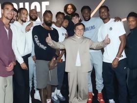 真正的顶流，成龙现身NBA中国赛，和独行侠众将合影