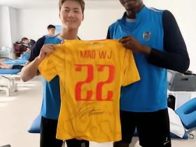 收藏+1，马马杜收到毛伟杰的签名球衣