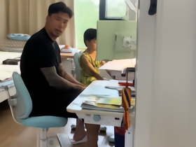 一个头两个大！妻子晒张琳芃辅导儿子作业，表情无奈