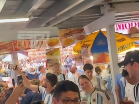 社媒：德尔波特罗身穿梅西球衣，现身球迷助威活动