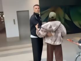 扎卡遭路人当众嘲讽伪造疫苗接种记录，情绪十分激动愤怒
