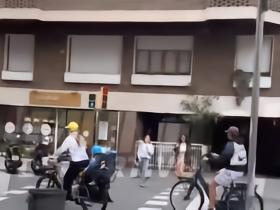 放松一下，世体：德容周四和家人在巴塞罗那街头骑车兜风