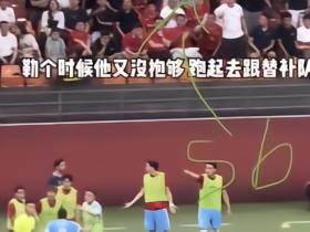 终于找到了，就是这个灰衣服，第一