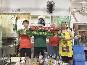 和云南球迷已经喝开心了老板给我们