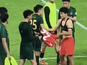 亚运队队友再碰面，浙江vs海港赛后王钰栋和杨希交换球衣