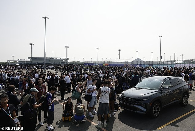 邮报：决赛场外因安检乱成一团，球迷排长队进场