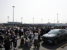 邮报：决赛场外因安检乱成一团，球迷排长队进场