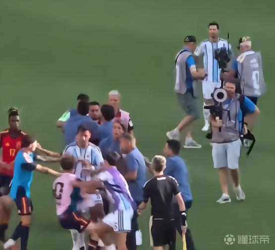 帕雷德斯对西班牙球员挥拳相向,梅西看到后站在原地只能无视