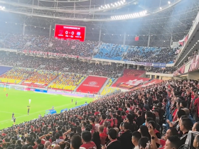 冰火两重天，成都主场DJ喊完补时时间后4秒，基莱斯抽射绝杀