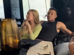 悠闲度假，姆巴佩和女友在游艇上观看世界杯决赛直播