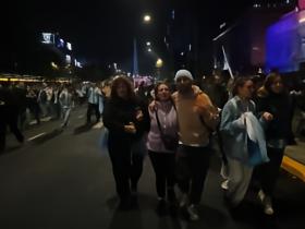 阿媒：阿根廷球迷赛后致敬活动演变为骚乱，警方出动镇压
