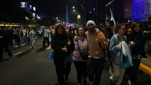 足球阿媒：阿根廷球迷赛后致敬活动演变为骚乱，警方出动镇压英超意甲16 评07-20 11:07