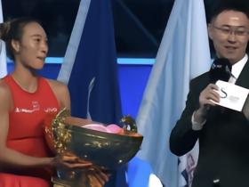 自己人别开腔！郑钦文赛后即兴演唱《梦的光点》