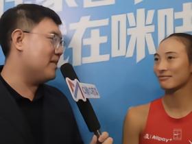 郑钦文：比赛很艰难，因为是在主场所以一直有口气顶着