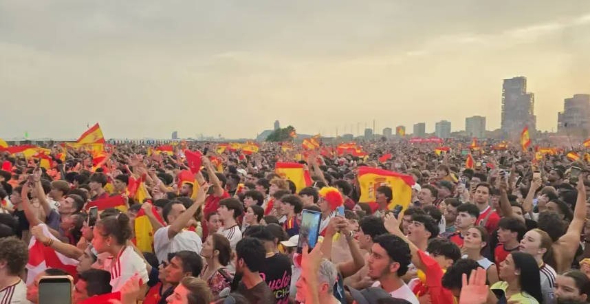 西班牙队庆祝流程：今天下午参观皇宫，晚上进行夺冠游行