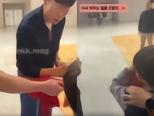 暖心，孙兴慜安慰被插队哭泣的小球迷并签名
