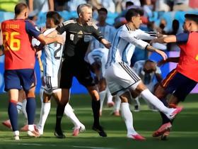 阿邦拉霍：帕雷德斯就是个懦夫，FIFA该禁止他参加下届世界杯