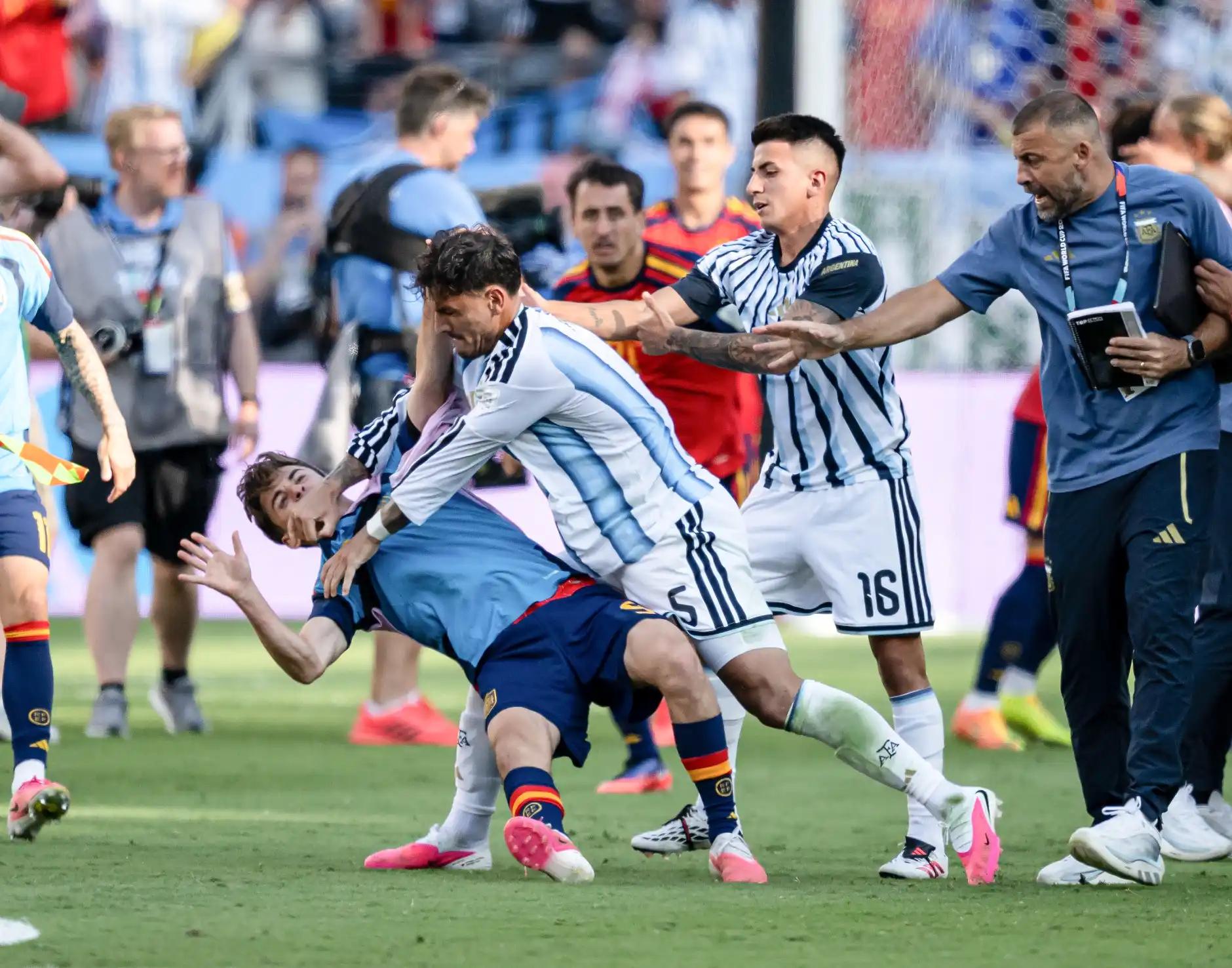 阿邦拉霍：帕雷德斯就是个懦夫，FIFA该禁止他参加下届世界杯