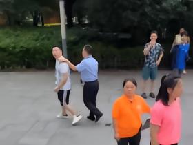 上海一中国阿根廷球迷对西班牙球迷种族歧视，之后被警方带走