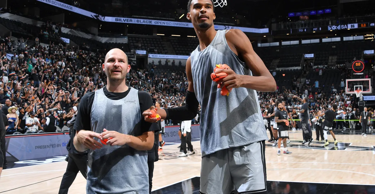 30岁埃尔莫尔首次亮相NBA，代表马刺出战季前赛