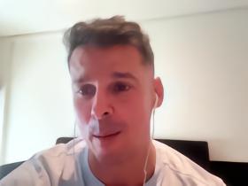 记者：维尼修斯被罚下后推搡西甲比赛主管，并痛骂“狗屎联赛”