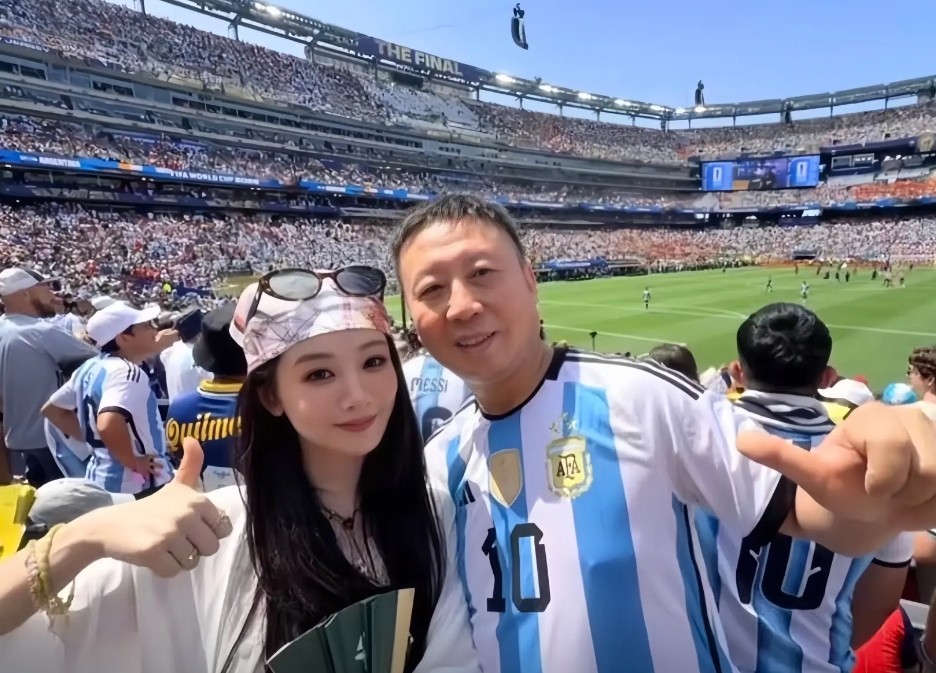 演员杨紫和父亲现场观看世界杯决赛：这下终于圆梦喽