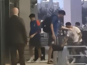 记者：虽然朱辰杰缺席申花赛前最后一练，但他仍随队入住酒店
