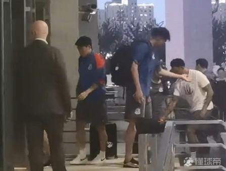 记者：虽然朱辰杰缺席申花赛前最后一练，但他仍随队入住酒店