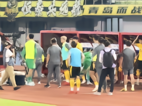 西海岸4球惨败英博，李昊赛后怒摔手套和毛巾