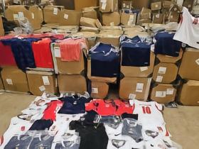 英国警方在世界杯期间查获大量假球衣，并警告假球衣高度易燃