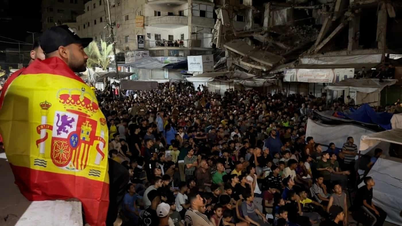 加沙民众不顾以色列袭击风险，走上街头庆祝西班牙夺得世界杯冠军