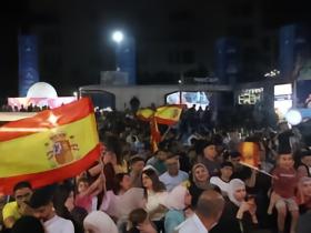 加沙民众不顾以色列袭击风险，走上街头庆祝西班牙夺得世界杯冠军