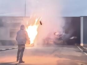 环球体育：科林蒂安训练基地遭蒙面人投掷烟花爆竹，一人亮枪