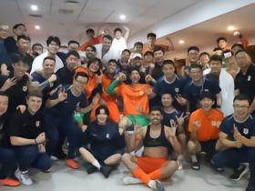 韩鹏在朋友圈晒照庆祝足协杯晋级：不容易，队员们都是战神