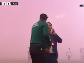 叒封烟了，哈伊杜克vs阿贾克斯因球迷燃放烟火曾中途暂停约10分钟
