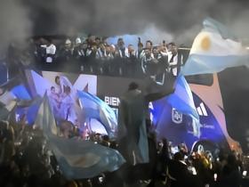 阿根廷国家队在首都举行游行庆祝，梅西、恩佐等10人缺席