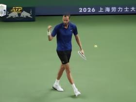 梅德韦杰夫2-1战胜汤米-保罗，连续两年打进上海大师赛半决赛