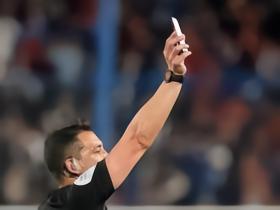 红黄牌也搞电子化了！国家报：乌拉圭杯裁判首次举屏幕出牌