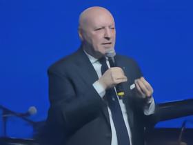马洛塔：体育是人生的课堂；团队运动中要学会一起输和一起赢