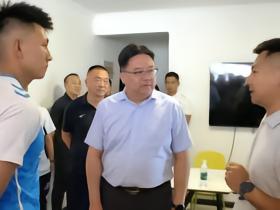 甘肃体育局局长来到兰州陇原竞技驻地，看望慰问教练员和球员