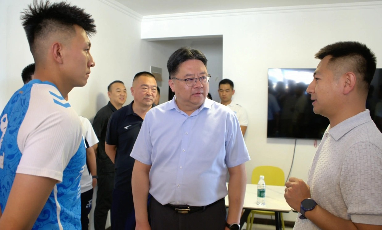甘肃体育局局长来到兰州陇原竞技驻地，看望慰问教练员和球员