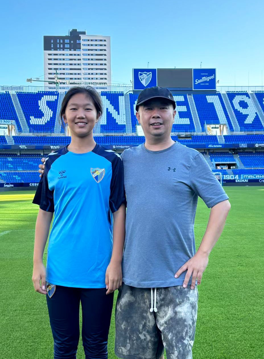 新华社关注马拉加U16女将王歆伊：出场31次进21球，父母卖房支持