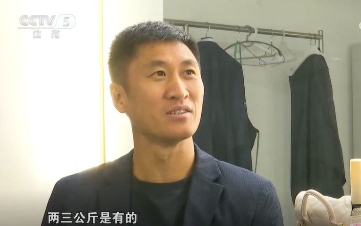 马宁：世界杯裁判装备重量两三公斤是有的，晒黑了一圈
