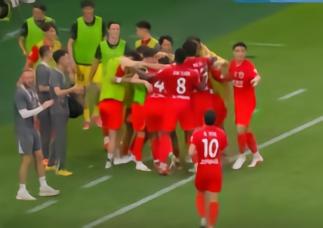 足球中超海港2-0完胜申花，莱昂纳多建功，李新翔破门07-24 21:29·2979 评论
