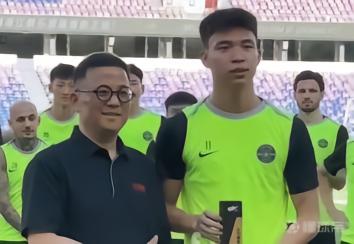 领取中超月度最佳青年球员奖杯，王钰栋：这归功于球迷的支持